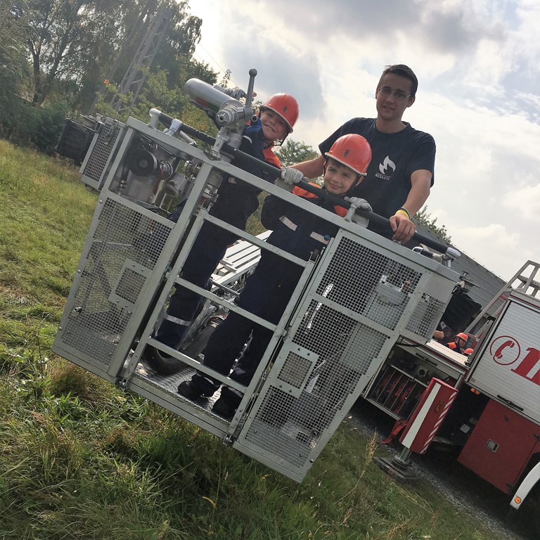 Mitlgieder der Jugendfeuerwehr im Korb der Drehleiter